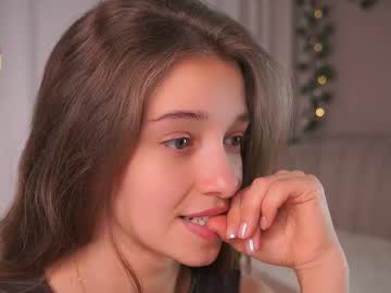 girl
        little_poetry cam image #6856333