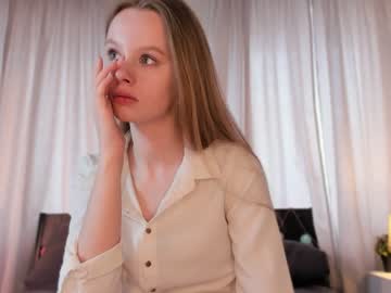 girl
        aislyworld cam image #3635760