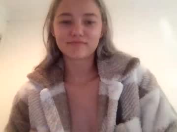 girl
        blondee18 cam image #2103440