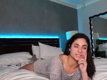couple
        ari_lovexo cam image #3078445