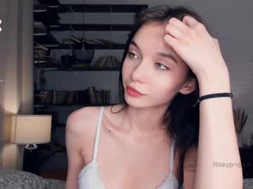 girl
        riskyproject cam image #6250765