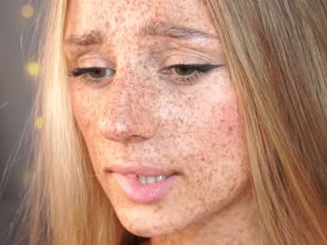 girl
        artease cam image #2680151