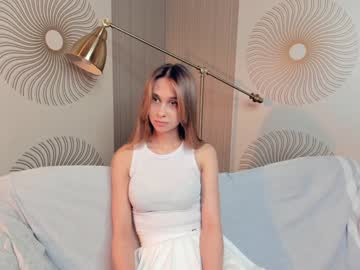 girl
        nectar_peach cam image #4016895