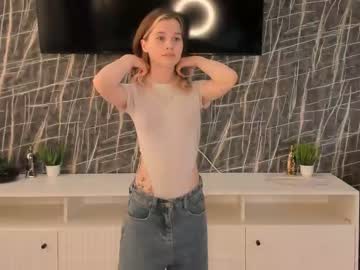 girl
        lynnatlee cam image #3872767