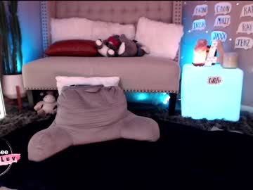 girl
        aubrilee cam image #192350