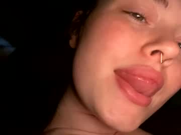 girl
        emersoncane cam image #3960967