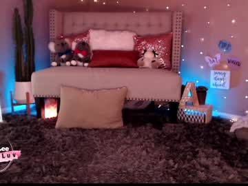 girl
        aubrilee cam image #996754