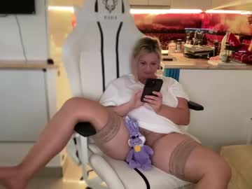 girl
        kiradivine cam image #2594614