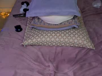 girl
        lean_lie cam image #915526