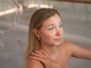 girl
        april_blush cam image #4945553