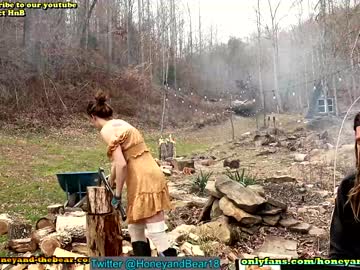 couple
        honeyand_thebear cam image #837543