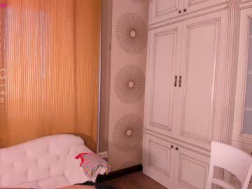 girl
        happiness_call cam image #1323745