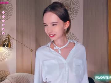 girl
        happiness_call cam image #1699410