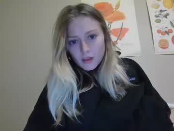 girl
        ellenglow69 cam image #3913365