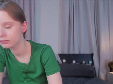 girl
        aislyworld cam image #3615863