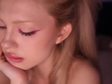 girl
        bunnylia__ cam image #2220588