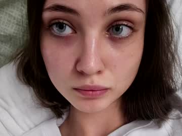 girl
        lauratanguy cam image #5842360