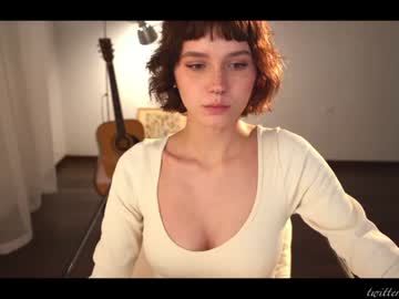 girl
        luna_ai cam image #117008