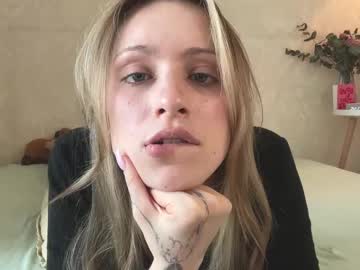 girl
        fflloowweerr cam image #6832390