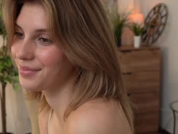 girl
        refined_style cam image #5202328