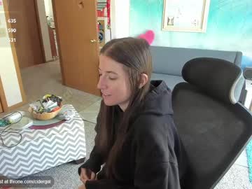 girl
        cidergal69 cam image #6734475
