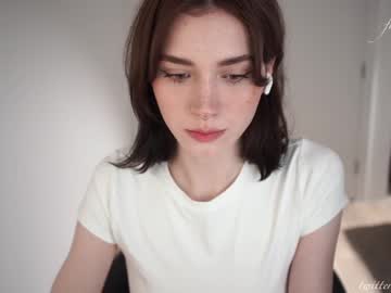 girl
        luna_ai cam image #6080379