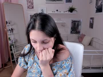 girl
        chloe_holzmann cam image #106610