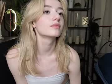 girl
        wi11ow_whisper cam image #6697036