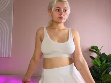 girl
        winniewest_ cam image #5568086