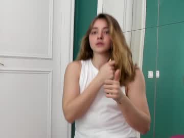 girl
        ericamoore__ cam image #1250537