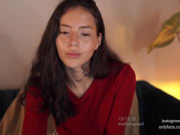 girl
        effyloweell cam image #436119
