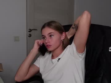 girl
        abby_laker cam image #5872693