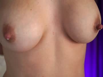 girl
        gold_blond cam image #2392494
