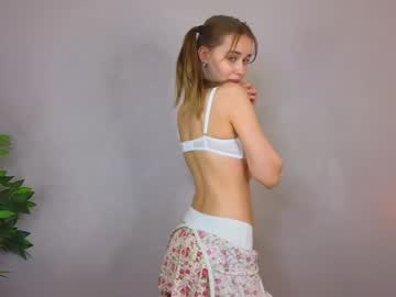 girl
        mialullaby cam image #5613668