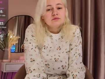girl
        winniewest_ cam image #5589313