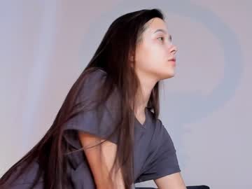girl
        emilybatee cam image #1241646