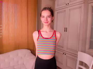 girl
        happiness_call cam image #1323332