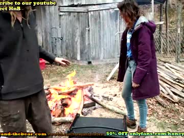 couple
        honeyand_thebear cam image #291636