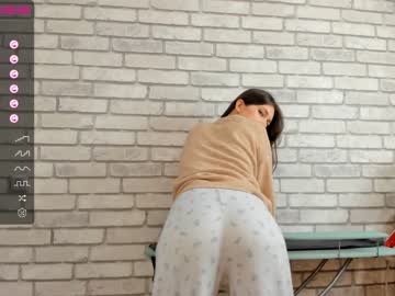 girl
        carolynjacquelins cam image #290636