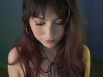 girl
        greeny_mat cam image #6878248