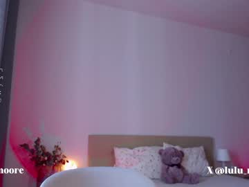 girl
        lumoore cam image #4052623