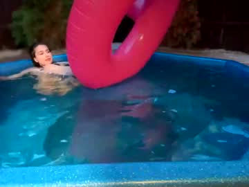 girl
        elisa_moon cam image #4458315