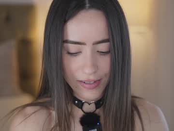 girl
        emyii cam image #6490940