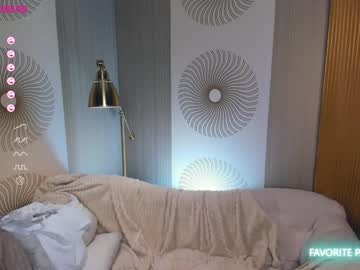 girl
        happiness_call cam image #1649400