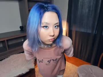 girl
        miilkywaaay cam image #2088122