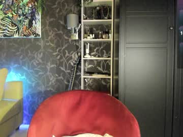 girl
        zoe__0 cam image #6078767