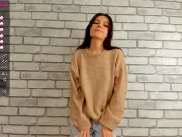 girl
        carolynjacquelins cam image #261797