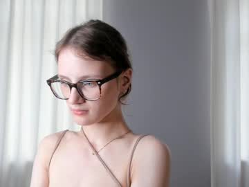 girl
        moirebaggs cam image #6977723