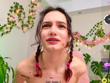 girl
        breeding_material cam image #6496313