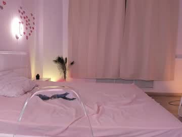 girl
        eva_flys cam image #941756